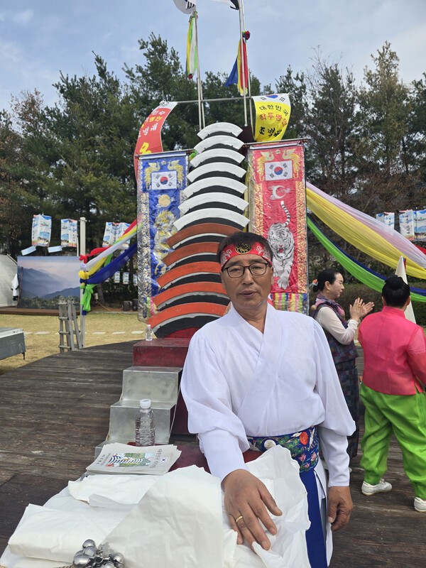 계룡산 전통산신제에서 작두거리를 기다리며